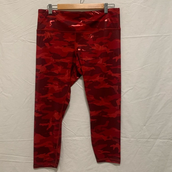 NWOT Athleta Elation Train Printed 7/8 Legging XL in Red & Metallic Camo - Picture 1 of 12